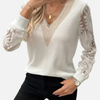 Camilla | V-Hals Bluse med Blondeærmer & Blomster