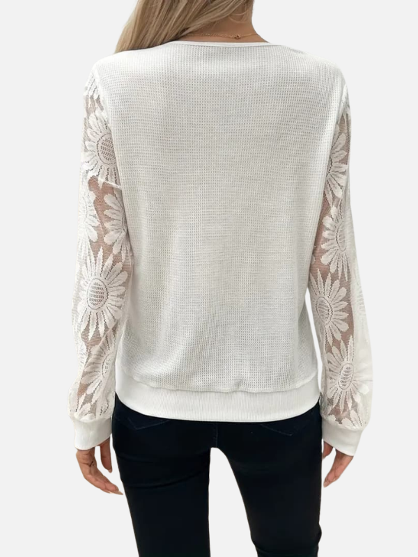 Camilla | V-Hals Bluse med Blondeærmer & Blomster